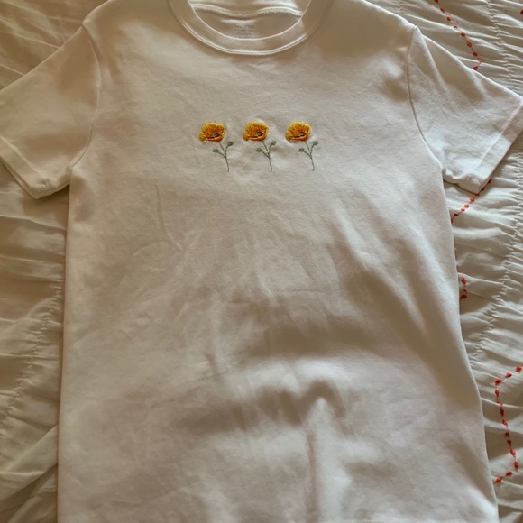 Brandy Melville Tshirt W Three Flowers 